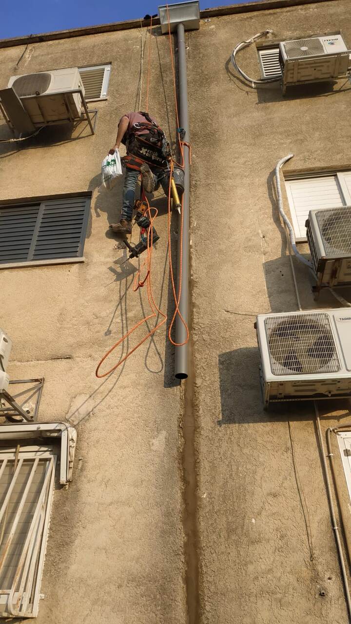 חיזוק לוחות אבן גיר בחזית בניין ישן בתל אביב